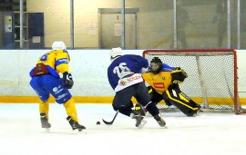 Kokemäen Kova-Väki pisteli parastaan, mutta Taru-Hockey oli jatkoajalla kovempi. Kuva: Markku Pönni.