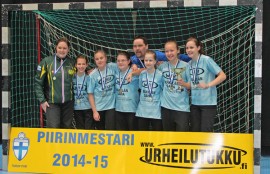 Voittajien kelpaa hymyillä. Marjo Mäkilä (vas.), Laura Kavander, Sofia Hakala, Elisa Alakoski, Milla Salmi, Nelli Aaltonen ja Vilma Reunanen saivat kirkkaimmat mitalit. Takana joukkueen valmentaja Kimmo Reunanen. Kuva: Antti Mäkilä.