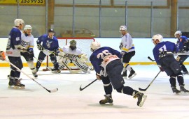 Taru Hockeyn puserrus ei tuottanut tulosta. Turkulainen Chiefs oli lauantaina kovempi. Kuva: Markku Pönni