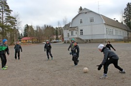 Kaulanperän koulun viides- ja kuudesluokkalaiset pojat pelaavat jalkapalloa koulupäivän alkua odotellessa. Poikien mielestä pienessä koulussa on muun muassa se hyvää, että kaikki tuntevat toisensa.