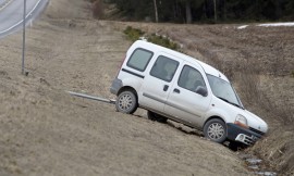 Tieltä suistunut auto vei liikennemerkin mukanaan. Kuva: Simo Päivärinta