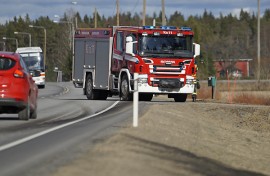 Palokunta joutui siivoushommiin Koskella, kun autosta hajosi törmäyksen vuoksi polttoainetankki. Kuva: Simo Päivärinta.