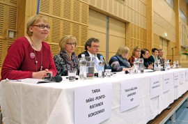 Tarja Mäki-Punto-Ristanen (kok), Tuula Hällfors-Laaksonen (sdp), Lauri Heikkilä (ps), Annika Saarikko (kesk), Annika Lapintie (vas), Marja Saario (vihr), Åsa Gustafsson (rkp) ja Raino Hannula (kd) kannattivat kaikki omaishoidon tuen siirtämistä Kelan maksettavaksi. Kuva: Özkan Inhanli