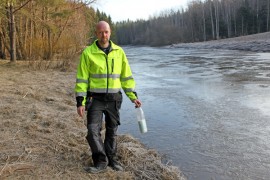 Andre Dahlbergin työkaveri löysi Käyrän vankilan kohdilla Aurajoesta pinnalle pulpahtaneen pullopostin.