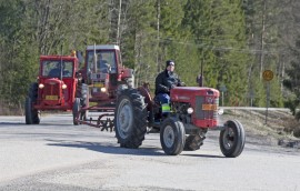 Traktorikirkko keräsi paikalle myös vanhempia traktoreita. Kuva: Marika Koliseva 