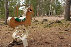 Huonokuntoiset leikkivälineet poistetaan Hankaanmäen leikkikentältä, mutta leikkikentän lakkautusta pohditaan vielä uudelleen.