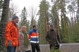 Ely-keskuksen ylitarkastaja Iiro Ikonen (oik) kävi tutustumassa alueeseen yhdessä maanomistajien Eero ja Inkeri Vyyryläisen sekä Carunan projektipäällikön Teemu Kemppaisen kanssa.