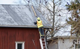 Härkätien varressa Kosken Koivukylässä ulkorakennuksen katto meinasi irrota kello 13.15 aikaan. Kuva: Simo Päivärinta.