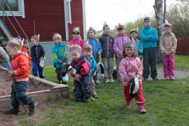 Pihalla esitetty intiaanilaulu johdatti juhlijat päiväkodin kevään teemaan.