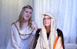 Aavasta (Jemina Jansson) on tuleva valtakunnan uusi hallitsija. Aavan äiti, haltiakuningatar Akileija (Laura Flemming) ilmestyy tukemaan Aavaa tämän matkalla hallitsijaksi. Kuva: Kiti Salonen.