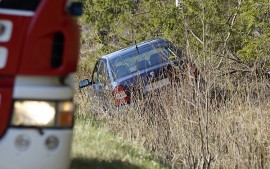 Henkilöauto suistui pusikon sekaan Salontieltä. Kuva: Simo Päivärinta 