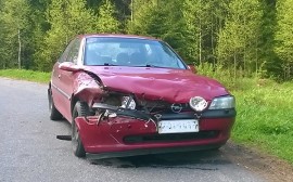Henkilöauto kärsi melkoiset peltivauriot Koskella maanantaiaamuna sattuneessa peurakolarissa. Kuva: Simo Päivärinta.