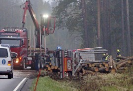 Tukit sinkoilivat Tarvasjoella varhain perjantaiaamuna. Kuva: Simo Päivärinta 