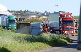 Purukuormassa ollut perävaunu kaatui, mutta vetoauto pysyi pyörillään, eikä kukaan loukkaantunut. Kuva: Simo Päivärinta