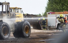 Palo sai alkunsa tuleen syttyneestä työkoneesta. Kuva: Simo Päivärinta