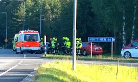 Edellä ajaneessa autossa matkustajana ollut nainen kuljetettiin sairaalaan. Kuva: Urpo Lehtimäki