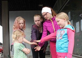 Oripääläiset Mikkolan sisarukset Alesia, Jeanette, Nadine, Mirabelle ja Elena puhaltavat yhteen hiileen niin urheilu- ja pelikentillä kuin kotonakin. 