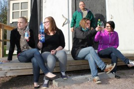 Kylän naisille Hilkalle (Elina Ristimäki), Hertalle (Heidi Haapanen), Reetalle (Tuuli Korpisalo) ja Änkiläskälle (Marika Tapanainen) maistuu kulttuurin lisäksi väkijuomat. Kylän kultapoika Olavi (Ensi Kulta) katselee naisten touhujen perään.
