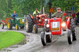 Kulkueen traktoriosastossa nähtiin muun muassa Valmetteja, Zetoreja, Porscheja ja Fergusoneja.