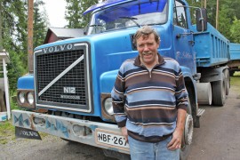 Kuorma-autoilija Rauno Lehtisen mittarissa on 70 vuotta ja Volvolla 1,4 miljoonaa kilmetriä. Mies ja auto jäivät unikeonpäivänä huilaamaan.