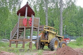 Leikkikenttä siirretään Kakarlammelle Rahkion kyläyhdistyksen voimin. Liukumäen ohella myös muun muassa leikkimökki, keinu ja keinulauta siirretään uuteen paikkaan. Kuva: Nelly Rauhala