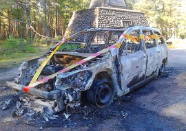 Henkilöauto paloi käyttökelvottomaksi Oripäässä maanantaina. Kuva: Simo Päivärinta