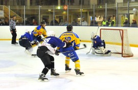 Taru Hockey pääsee kohtaamaan Kokemäen Kova-Väen tulevalla kaudellakin. KK-V koki Tarvasjoella kovia 8. maaliskuuta kun Taru Hockey voitti KK-V:n maalein 9–5. Kuva: AVL:n arkisto / Markku Pönni 