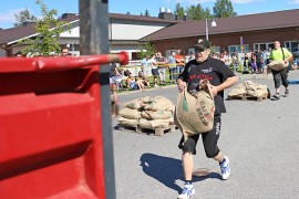 Tarvasjokelainen Sauli Frantti testasi taitojaan 40-kiloisten säkkien lastauksessa, joka oli kilpailun viimeinen laji. 