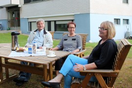 Harri Muurinen, Liisa Ojaniemi ja Anne Siukonen ovat tyytyväisiä taloyhtiössä runsaat kolme vuotta sitten tehtyyn ratkaisuun.