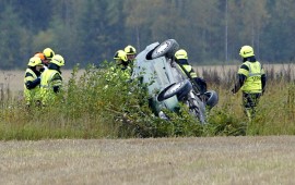 Henkilöauto suistui soratieltä ojaan katolleen Koskella sunnuntaina. Kuva: Simo Päivärinta