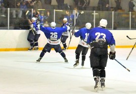 Taru Hockey tuuletti tähän malliin voitettuaan viime maaliskuussa Kokemäen Kova-Väen. Kuva: AVL:n arkisto/Markku Pönni.