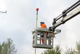 Pallojen asentamiseen tarvittiin sekä nostolavaa että teleskooppivapaa. Kuva: Antti Kesälä.