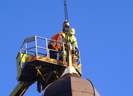 Tarvasjoen kirkon kellotapulin masto asennettiin takaisin paikalleen torstaina.