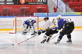 Chiefs heräsi kolmannessa erässä ja moukaroi viisi maalia Taru Hockeyn verkkoon. Kuva: Markku Pönni