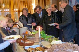 Messun jälkeen kirkkokansa pääsi 1700-luvun pitopöytään. Tarjolla oli muun muassa munavuokaa, piimäjuustoa, täytettyä lohta ja papuja valkokastikkeessa.