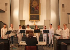 Valoa Kosken kirkossa. Hanna Kanasuo, Henrika Ojala, Essi Kalenius, Sirpa Rynkä, Ida Laurolinna, Johanna Havikalio, Minna-Mari Boman, Sirkka Rynkä ja Kirsi Aalto laulavat. Hannu Ilola säestää.