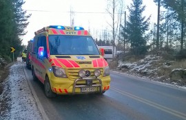 Poliisin lisäksi onnettomuuspaikalla Koskella kävi myös kaksi ambulanssia. Kuva: Simo Päivärinta.