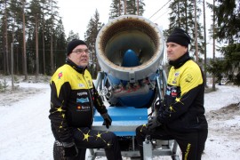 Veikko Salmi, Jyrki Alikeskikylä ja muut Haukkavuoren talkoolaiset odottavat malttamattomina pakkasen kiristymistä. Näillä näkymin tykki käynnistetään uudenvuoden jälkeen ja hiihtämään päästään jo Veikonpäivänä. 