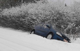 Auto päätyi perä edellä ojaan. Kuva: Simo Päivärinta