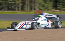 17-vuotias Simo Laaksonen kaasuttaa F4-kisoissa. Tulevaisuuden haaveet siintävät F1:ssä. Kuva: Pertti Kangasniemi