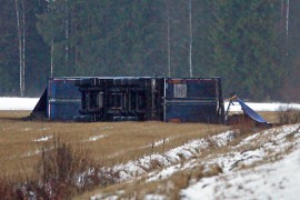 Turverekka ajautui törmäyksen jälkeen kyljelleen pellolle. Kuva: Simo Päivärinta