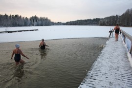 Liipolanjärven rannalla ei kylmää vettä pelätä, vaan nautitaan avannon tuomasta virkeydestä.