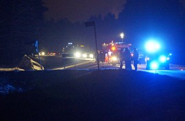 Henkilöauto hevostrailereineen ajautui valtatieltä ojaan Pöytyällä sunnuntai-iltana. Kuva: Simo Päivärinta
