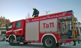 Tarvasjoen VPK siivosi asiakkaan autosta tulleen öljyvahingon.