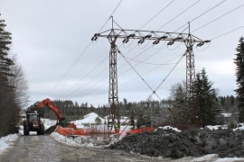 Voimajohtopylvään uutta perustaa kaivetaan vanhan pylvään viereen Tiipiläntien varressa Tarvasjoen ja Marttilan rajamailla.