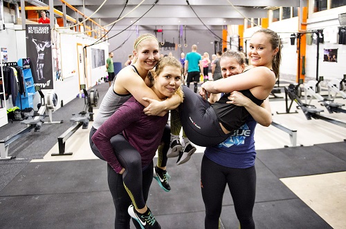 Nelli Nurmi (vas.), Roosa Ahonen, Noora Åberg ja Peppi Pentikäinen kuuluvat Crossfit East Turun kilparyhmään. Naiset kilpailevat keskenään, mutta ennen kaikkea tsemppaavat toinen toisiaan. Kaikki toivovat kuuluvansa jossain vaiheessa crossfitin Suomen parhaimmistoon. Kuvat: Jori Liimatainen