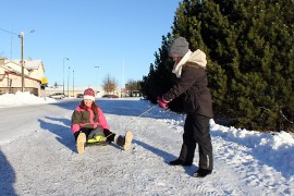 Kyrön keskustan kävelytiet olivat keskiviikkona hyvässä kunnossa. Lydia Eskolan ja Jenna Nikkisen pulkka tosin kulki hyvin hiekoitetulla tiellä huonosta.