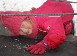 Meeri Vesala, 8, sujahti hämähäkkiverkosta ketterästi kuin koira. Kuva: Maija Paloposki