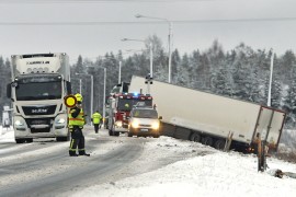 Rekka luiskahti ojaan Koskella. Kuva: Simo Päivärinta