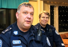 Lähipoliisit Eero Kuisma ja Seppo Pönni ovat tervetulleita vieraita Tarvasjoen nuorisotilalle.